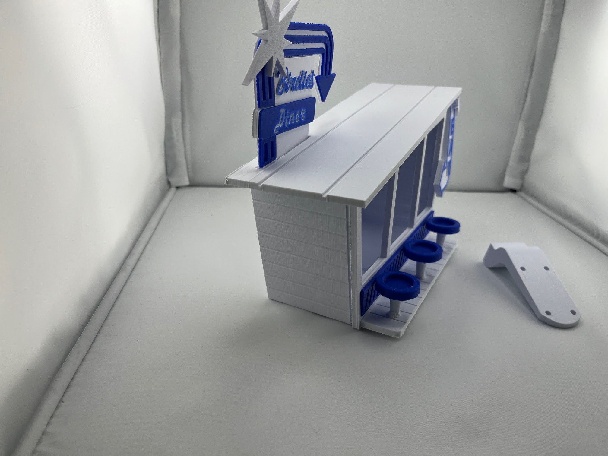 🐦 Birdie's Diner 3D-Printed Bird Feeder – Fun, Unique Design for Backyard Birds – Easy to Hang & Fill! 🌿 (Blue & White)-